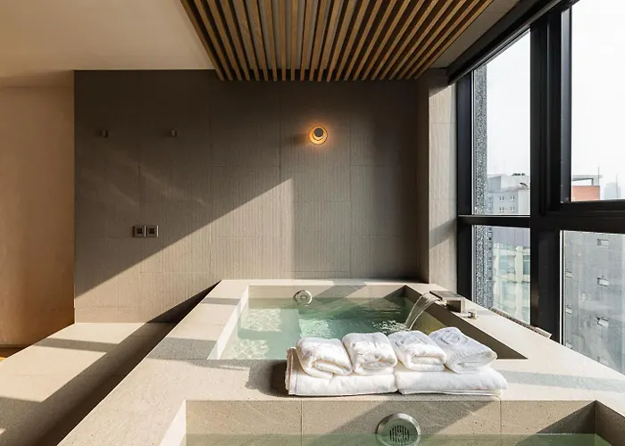 Gudo Collective Gangnam 구도 컬렉티브 강남 4*